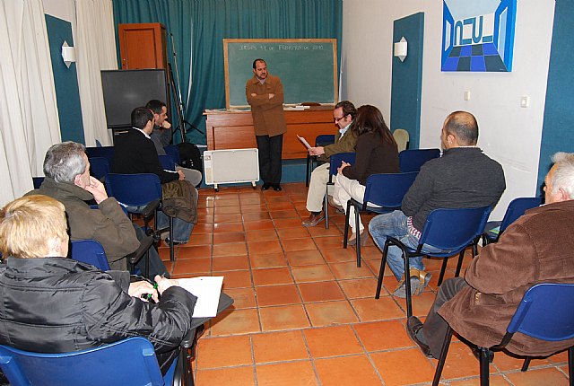 El concejal de Vivienda reúne a los vecinos de la Cárcel para consensuar la puesta en marcha del Área de Rehabilitación Integral de la Cerámica y la zona de la Cárcel, Foto 2