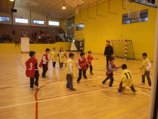 La concejalía de Deportes organiza una jornada de baloncesto prebenjamín de Deporte Escolar, Foto 1