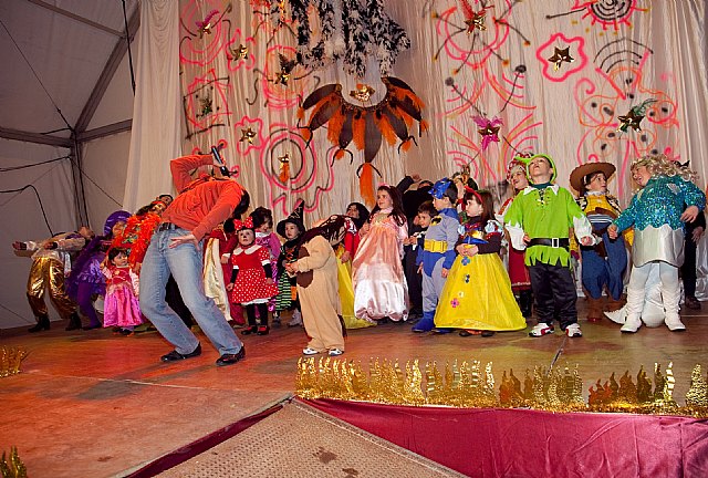 Los pequeños celebran el carnaval con una gala multitudinaria, Foto 1