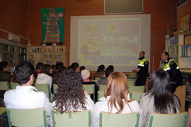Los alumnos del IES Villa de Alguazas asisten a unas charlas sobre Seguridad Vial - 1, Foto 1