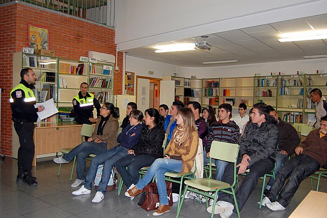 Los alumnos del IES Villa de Alguazas asisten a unas charlas sobre Seguridad Vial - 2, Foto 2