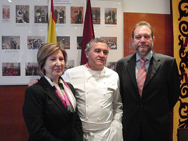 Alumnos de la Escuela de Hostelería y enfermos de alzhéimer participan en un taller de repostería - 1, Foto 1