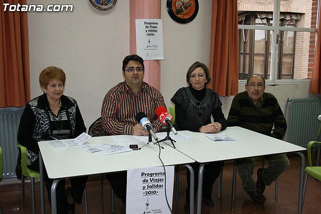 El concejal de Bienestar Social y la junta directiva del centro municipal de personas mayores presentan el “Programa de Actividades formativas y Ocupacionales”, Foto 1