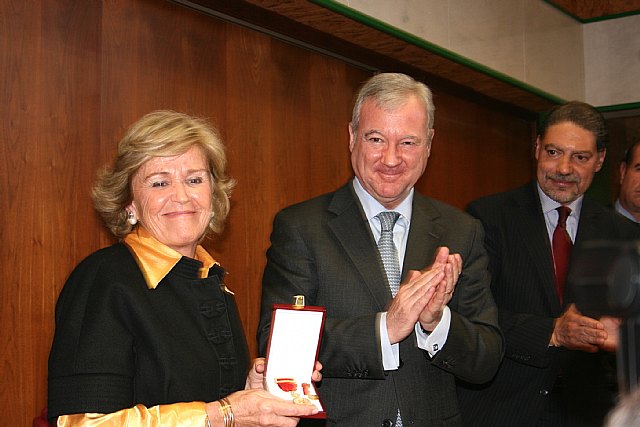 Valcárcel preside la entrega la Medalla de Oro de la Cámara de Comercio de Cartagena, a título póstumo, al empresario Ginés Huertas - 2, Foto 2