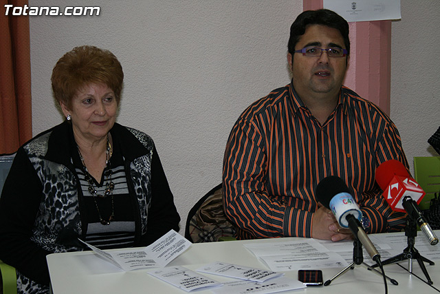 El concejal de Bienestar Social y la junta directiva del centro municipal de personas mayores presentan el “Programa de Actividades formativas y Ocupacionales” - 2