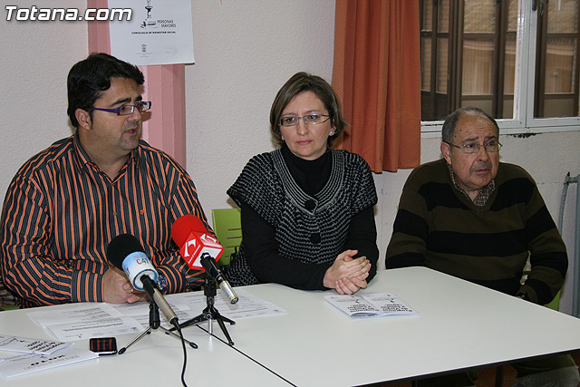 El concejal de Bienestar Social y la junta directiva del centro municipal de personas mayores presentan el “Programa de Actividades formativas y Ocupacionales” - 3