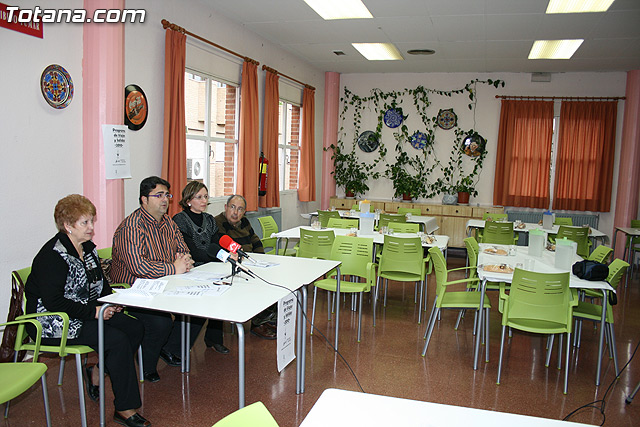 El concejal de Bienestar Social y la junta directiva del centro municipal de personas mayores presentan el “Programa de Actividades formativas y Ocupacionales” - 6