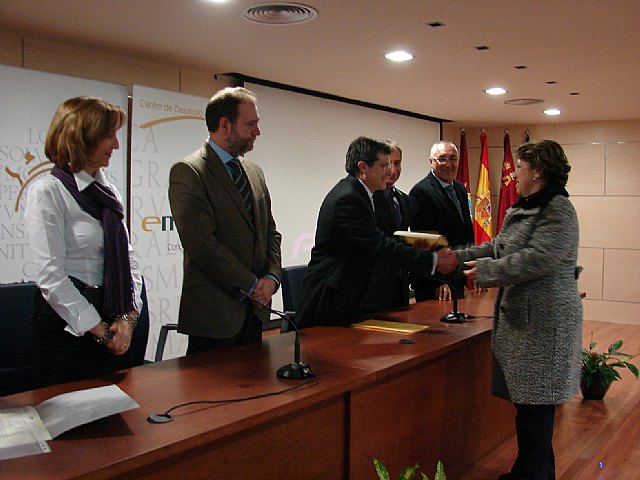 Constantino Sotoca y Francisco Jódar entregan a 32 participantes en el Taller de Empleo “Cronos” los diplomas - 1, Foto 1