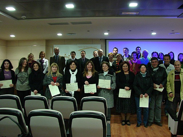 Constantino Sotoca y Francisco Jódar entregan a 32 participantes en el Taller de Empleo “Cronos” los diplomas - 2, Foto 2
