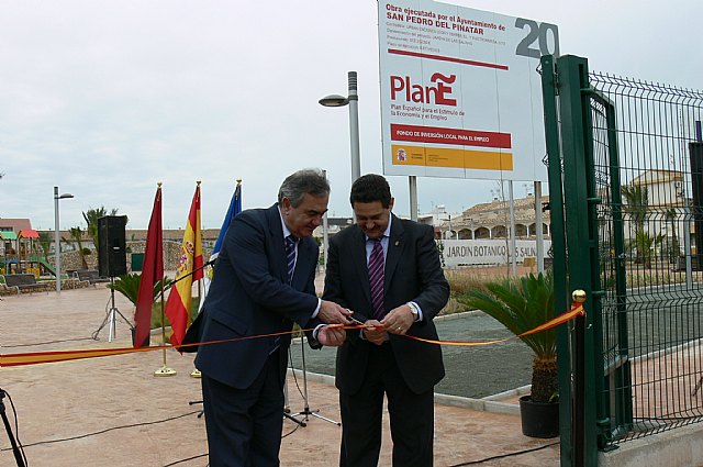 González Tovar y el alcalde de San Pedro del Pinatar inauguran el Jardín Botánico de las Salinas, financiado con cargo al Fondo Estatal de Inversión Local - 1, Foto 1
