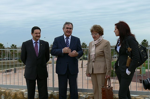 González Tovar y el alcalde de San Pedro del Pinatar inauguran el Jardín Botánico de las Salinas, financiado con cargo al Fondo Estatal de Inversión Local - 2, Foto 2