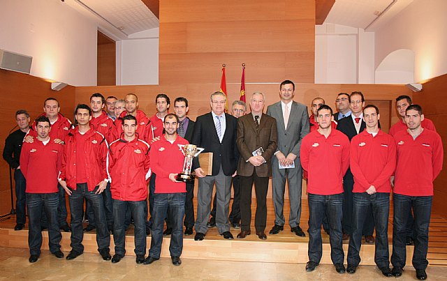El presidente de la Comunidad, Ramón Luis Valcárcel, recibió al equipo de fútbol sala ElPozo Murcia y a su junta directiva - 1, Foto 1