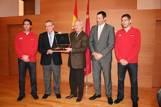 El presidente de la Comunidad, Ramón Luis Valcárcel, recibió al equipo de fútbol sala ElPozo Murcia y a su junta directiva - 2, Foto 2