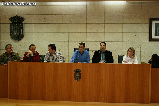 The municipal government is a work table, comprising trade unions and the three political groups, Foto 1