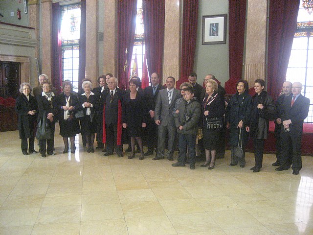El concejal Rafael Gómez recibe a la Hermandad del Cristo de Burgos y a su presidenta en Francia - 1, Foto 1