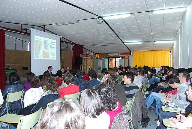 Celebracin de la Semana Cultural y de las Lenguas en el Instituto Miguel Hernndez de Alhama de Murcia, Foto 1