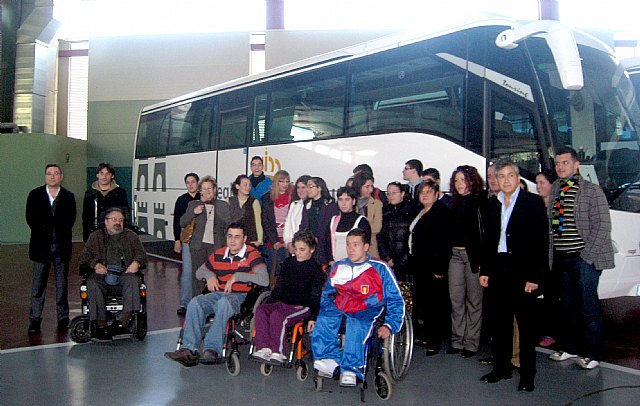 La Comunidad prestará servicio de transporte a 3.800 personas con discapacidad durante 2010 - 1, Foto 1