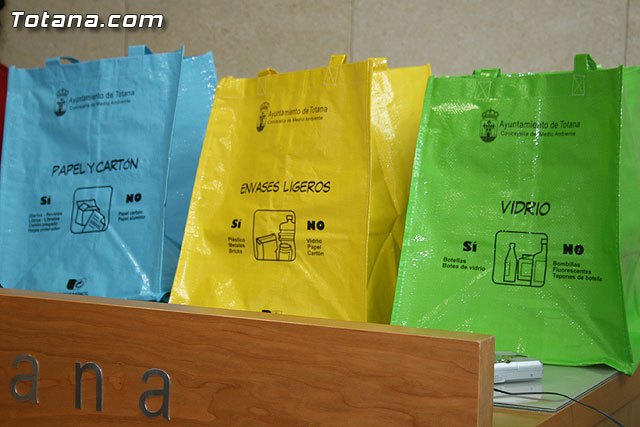 The Department of Environment acquired more than 2,200 "tribolsas" bags, waste separation for recycling, Foto 2