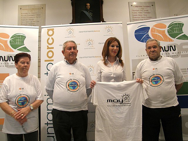 El Ayuntamiento pone en marcha una nueva iniciativa que apuesta por el senderismo urbano para que los mayores mejoren su calidad de vida - 1, Foto 1