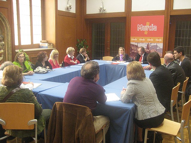 Ayuntamiento, vecinos y hosteleros trabajan con objeto de conseguir la compatibilidad comercial, residencial y de ocio - 1, Foto 1