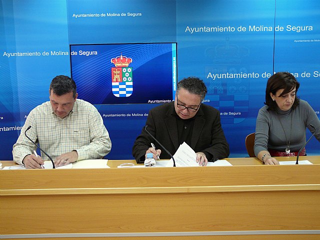 El Ayuntamiento y la Sociedad Protectora de Animales de la localidad firman un acuerdo de colaboración para la protección de animales y el fomento de su adopción - 1, Foto 1
