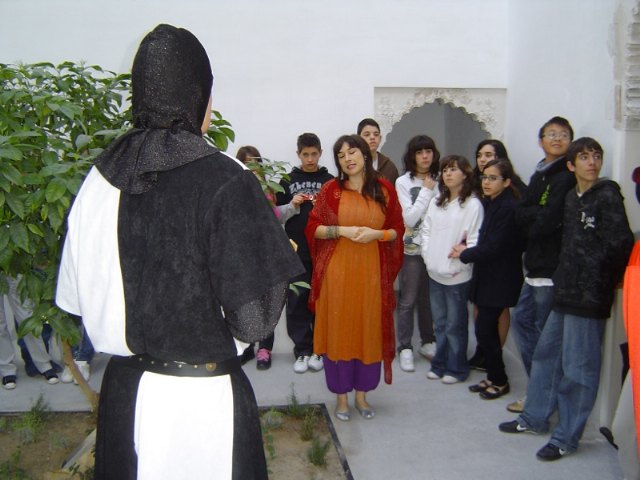 Alumnos del IES Las Salinas de La Manga asisten a una representación del Programa 