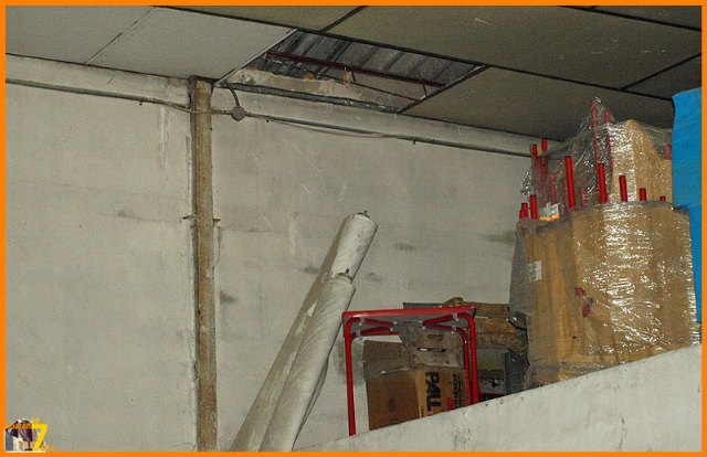 Aunque la uralita del tejado de la nave ya ha sido reparada, aquí se observaba el hueco por el que accedieron los ladrones., Foto 2