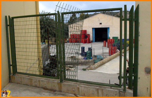 Esta parte de la valla fue cortada limpiamente con un pequeño flexo eléctrico para acceder a la empresa hortofrutícola., Foto 3