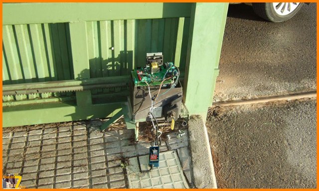 Tras destrozar el motor de cierre y apertura de la puerta metálica, los ladrones salieron por aquí con el camión robado., Foto 4