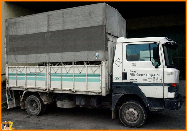 A este camión NISSAN L - 50 le quitaron la batería para ponérsela al otro vehículo idéntico que acabaron llevándose. , Foto 5