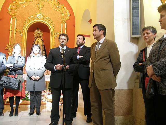Francisco Jódar y Enrique Ujaldón entregan al Paso Encarnado la talla restaurada de la Virgen de la Soledad - 1, Foto 1