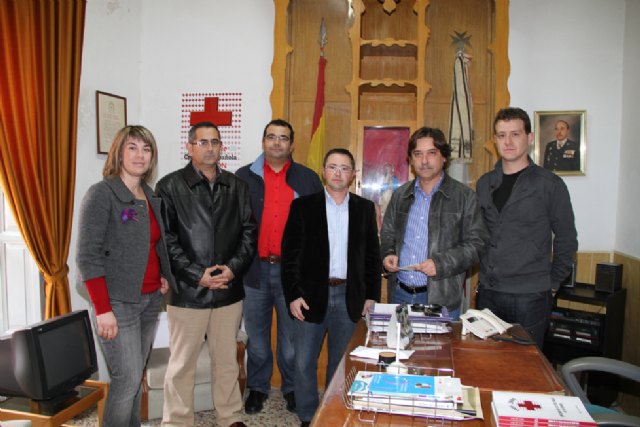 Los concejales del PSOE de La Unión entregan a Cruz Roja sus retribuciones de febrero para ayuda a Haití - 1, Foto 1