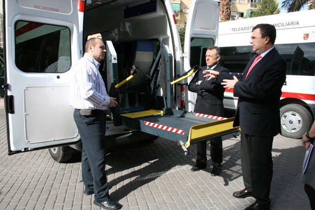 La Comunidad subvenciona dos vehículos a Cruz Roja para el desplazamiento de personas con movilidad reducida - 1, Foto 1