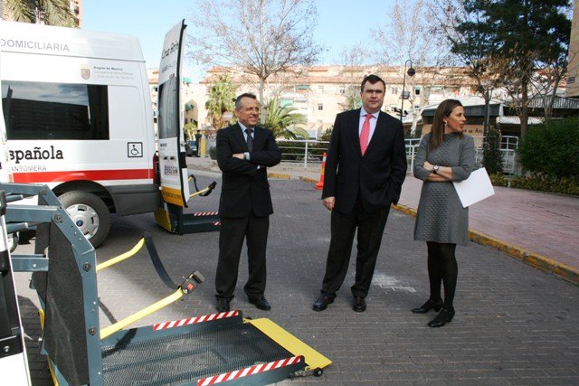 La Comunidad subvenciona dos vehículos a Cruz Roja para el desplazamiento de personas con movilidad reducida - 2, Foto 2