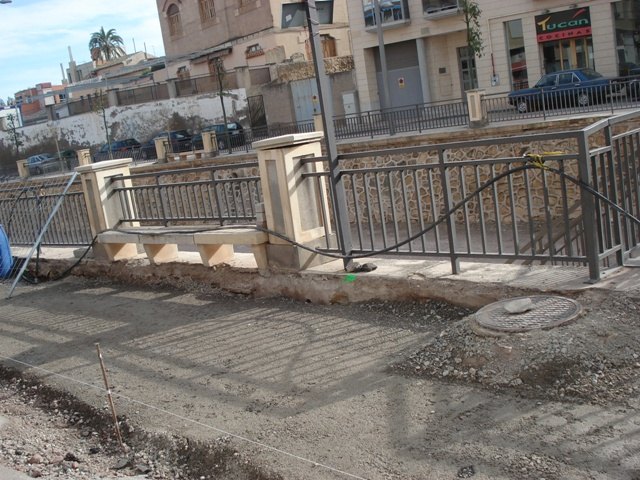 IU critica la demolición de las aceras en la Avenida de la Rambla y las califica de absurdas, fruto de un Gobierno con mentalidad de nuevo rico, Foto 2
