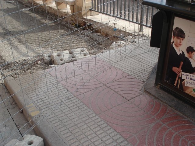 IU critica la demolición de las aceras en la Avenida de la Rambla y las califica de absurdas, fruto de un Gobierno con mentalidad de nuevo rico, Foto 3