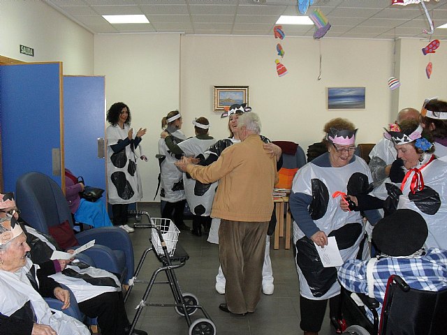 Desde el Centro de Estancias Diurnas se estimula  a nuestros mayores con la improvisación de  múltiples actividades, Foto 1
