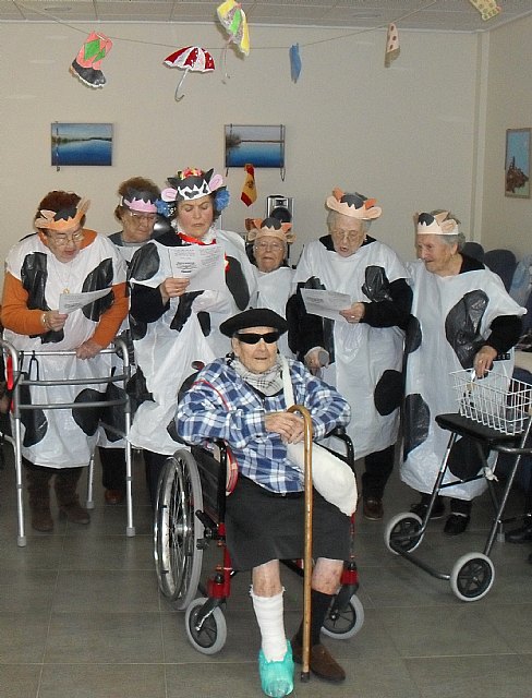 Desde el Centro de Estancias Diurnas se estimula  a nuestros mayores con la improvisación de  múltiples actividades, Foto 2