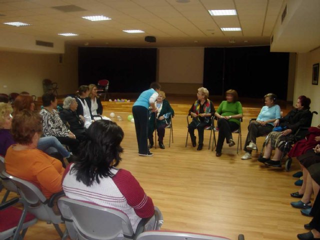 20 alumnas participan en el taller de risoterapia que Servicios Sociales desarrolla en el Centro Integral de San José  Obrero - 1, Foto 1