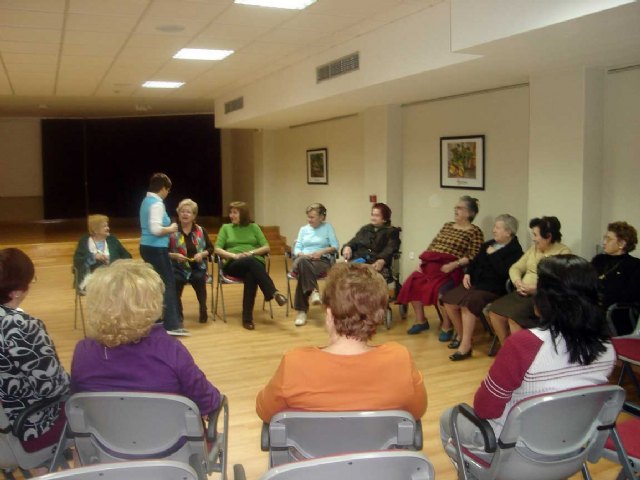 20 alumnas participan en el taller de risoterapia que Servicios Sociales desarrolla en el Centro Integral de San José  Obrero - 2, Foto 2