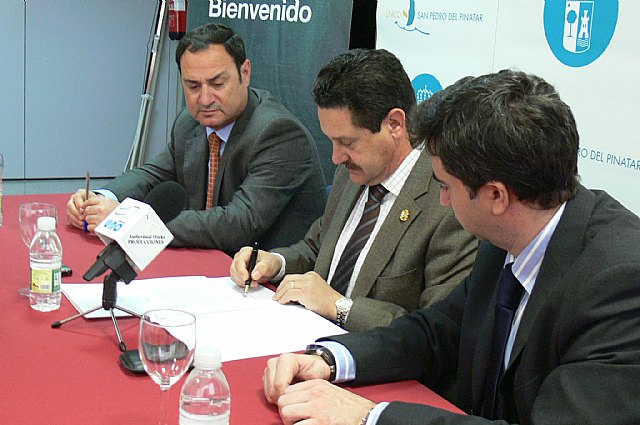 El Ayuntamiento de San Pedro del Pinatar y la Fundación CajaMurcia firman un convenio de colaboración - 1, Foto 1