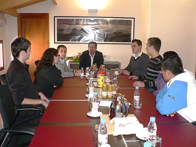 El Alcalde se reúne con los Jóvenes emprendedores de Mazarrón, Foto 1