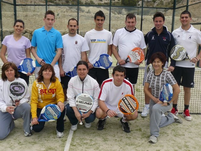 La concejalía de Deportes finaliza con éxito el curso teórico-práctico de iniciación al pádel, Foto 1