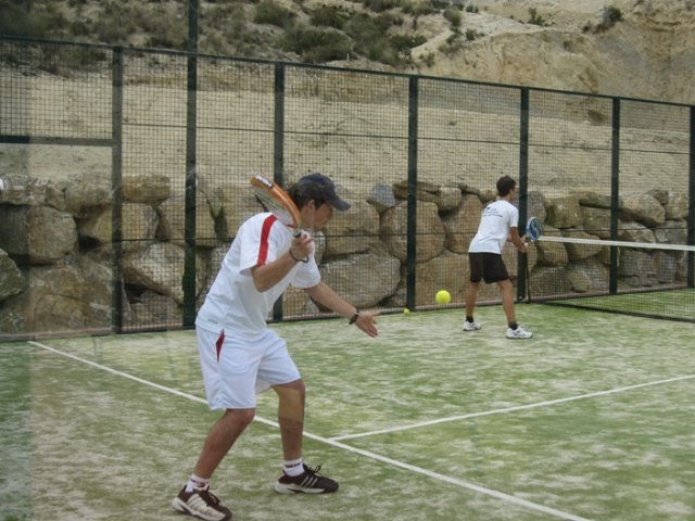 La concejalía de Deportes finaliza con éxito el curso teórico-práctico de iniciación al pádel, Foto 2