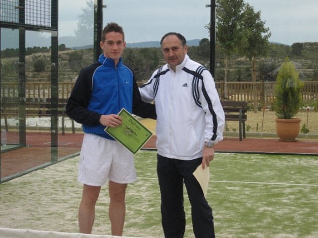La concejalía de Deportes finaliza con éxito el curso teórico-práctico de iniciación al pádel, Foto 4