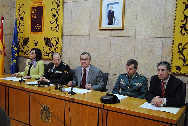 El delegado del Gobierno en Murcia entrega los protocolos de seguridad del Ministerio del Interior a 6 municipios de la Región - 1, Foto 1