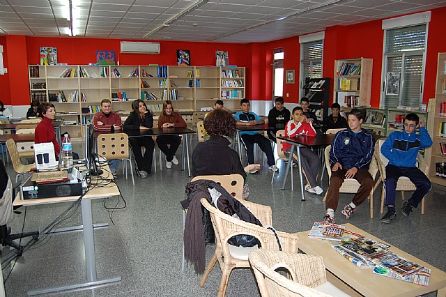 El IES “Romano García” de Lorquí se suma al “Día Internacional de la Mujer” - 1, Foto 1