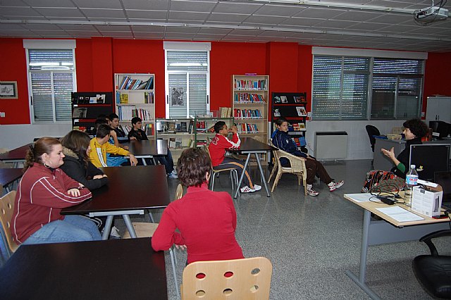 El IES “Romano García” de Lorquí se suma al “Día Internacional de la Mujer” - 2, Foto 2