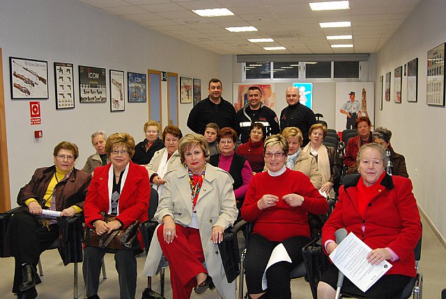 Protección Civil de Totana imparte una charla coloquio a las usuarias de la asociación de “Amas de casa de las Tres Avemarías”, Foto 1