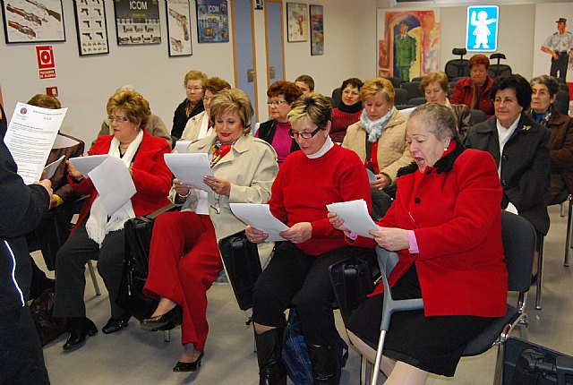 Protección Civil de Totana imparte una charla coloquio a las usuarias de la asociación de “Amas de casa de las Tres Avemarías”, Foto 2